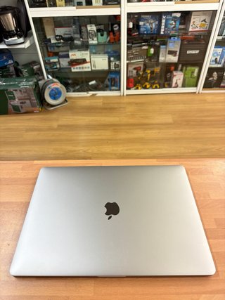 MacBook Pro 2018 15” i7 16GB RAM 256GB SSD