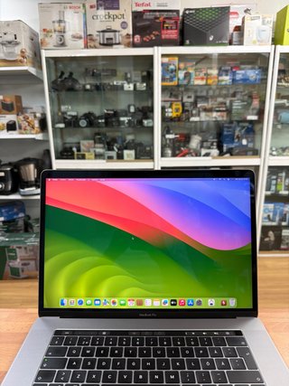MacBook Pro 2018 15” i7 16GB RAM 256GB SSD