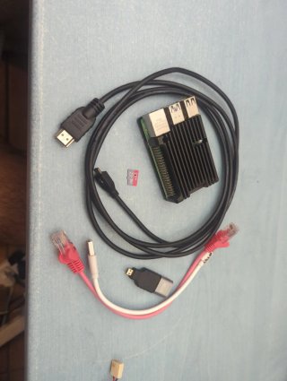 Raspberry Pi 4 4GB con disipador y accesorios.