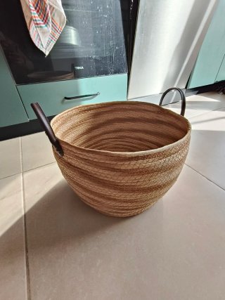 Cesto decorativo de mimbre y cuero