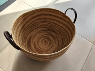 Cesto decorativo de mimbre y cuero