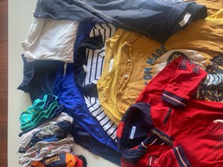 Consegna di abbigliamento per bambini di 5 e 3 anni