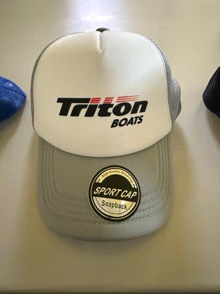 Gorra Triton Boats Snapback Gris y Blanca