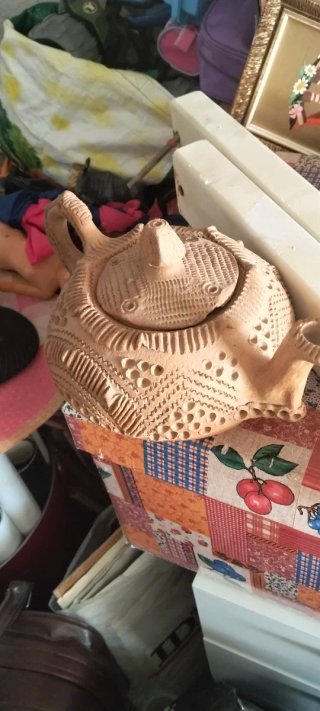 Tetera antigua de cerámica artesanal