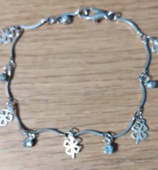 Pulsera plateada con tréboles y cristales