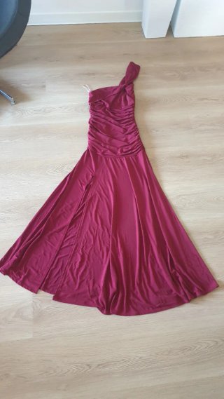 Vestido de fiesta rojo vino.