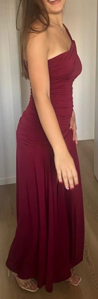 Vestido de fiesta rojo vino.