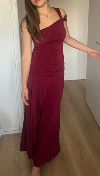 Vestido de fiesta rojo vino.