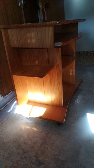 Escritorio de madera con estantes