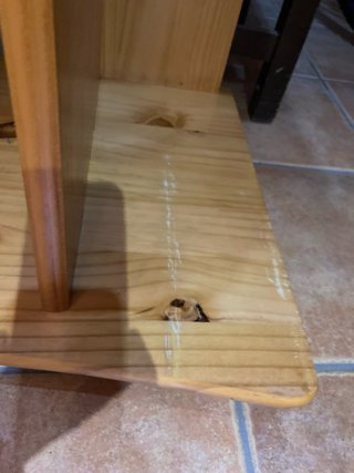 Escritorio de madera con estantes