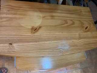 Escritorio de madera con estantes