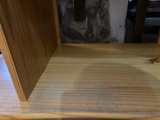 Escritorio de madera con estantes
