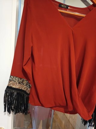 Blusa fiesta burdeos con detalles dorados