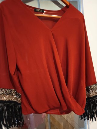 Blusa fiesta burdeos con detalles dorados