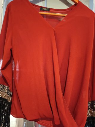 Blusa fiesta burdeos con detalles dorados