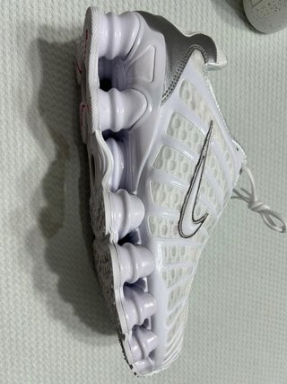 Zapatillas Nike Shox plateadas y blancas