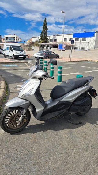 Piaggio Beverly 300 Scooter