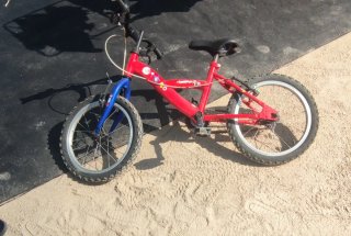Bicicleta infantil roja y azul 16 pulgadas