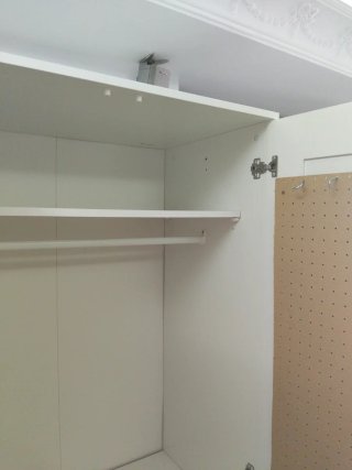 Armario blanco de madera y plástico