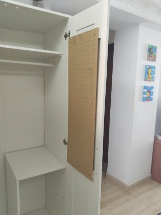 Armario blanco de madera y plástico