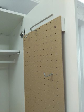 Armario blanco de madera y plástico