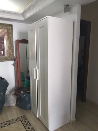 Armario blanco de madera y plástico