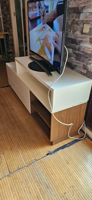 Mueble TV moderno beige y marrón