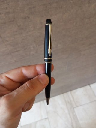 Bolígrafo elegante negro y dorado