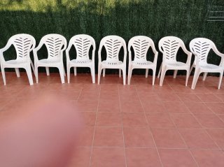 7 Sillas de Plástico Blancas Apilables
