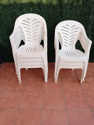 7 Sillas de Plástico Blancas Apilables