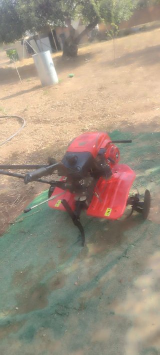 Motocultor rojo