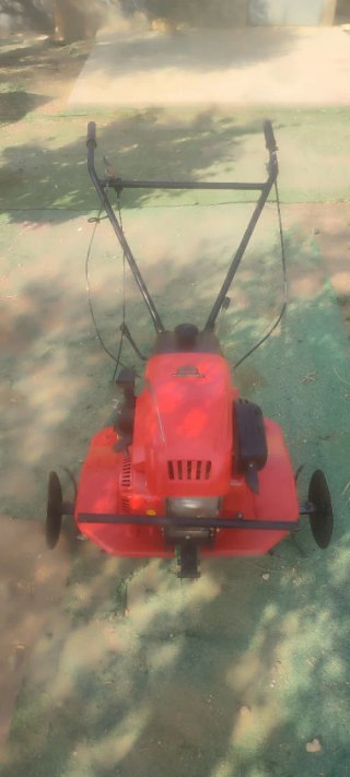 Motocultor rojo