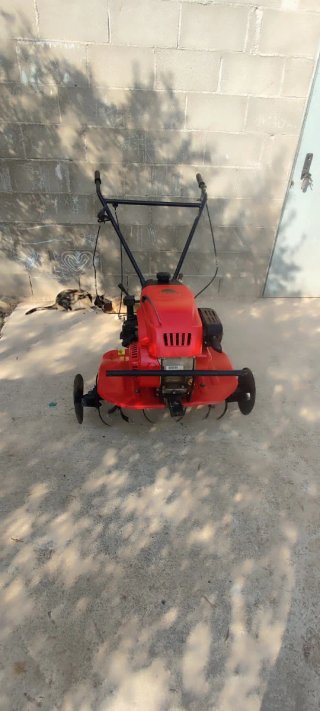 Motocultor rojo