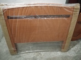 Cabecero de madera marrón