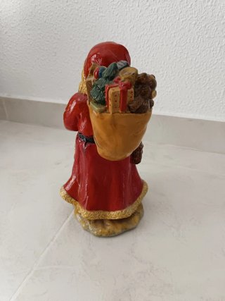 Figura de Papá Noel con niño