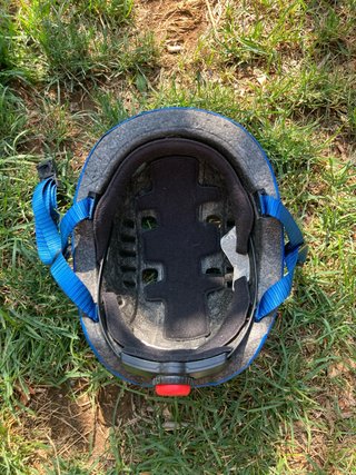Casco de bici infantil azul con unicornios