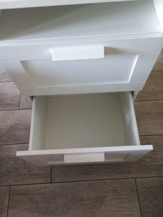 Mesita de noche blanca de madera