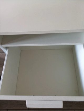 Mesita de noche blanca de madera