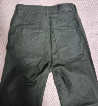 Pantalón efecto piel Stradivarius verde