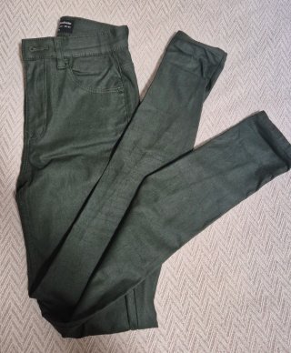 Pantalón efecto piel Stradivarius verde