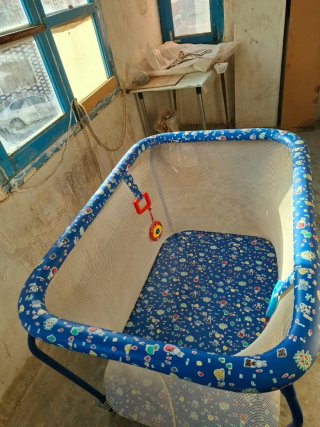 Parque infantil azul con estampado infantil