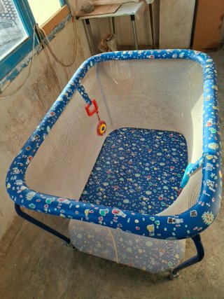 Parque infantil azul con estampado infantil