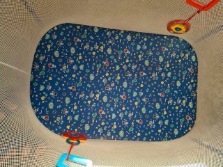 Parque infantil azul con estampado infantil