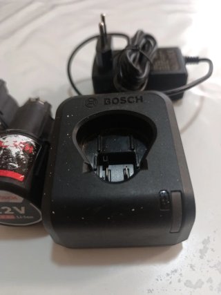 2 Baterías y Cargador Bosch 12V