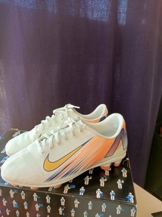 Zapatos de fútbol Nike talla 35