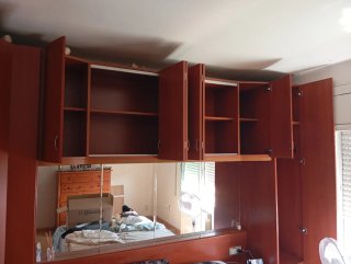Armario de madera marrón