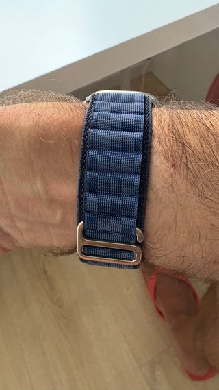 Apple Watch Ultra in argento con cinturino blu e AppleCare