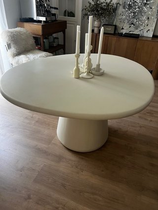 Mesa de comedor de microcemento blanco roto