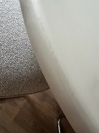 Mesa de comedor de microcemento blanco roto