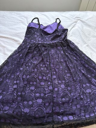 Vestido largo gótico morado calaveras encaje